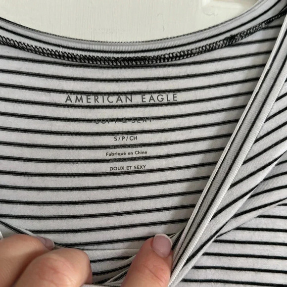 American Eagle Black and White tshirt size small - Picture 3 of 3